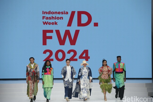 Indonesia Fashion Week (IFW) 2024 diselenggarakan selama lima hari, mulai Rabu (27/3/2024) hingga Minggu (31/3/2024) di Jakarta Convention Center (JCC). Foto: Rifkianto Nugroho