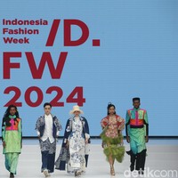 Indonesia Fashion Week (IFW) 2024 diselenggarakan selama lima hari, mulai Rabu (27/3/2024) hingga Minggu (31/3/2024) di Jakarta Convention Center (JCC). Foto: Rifkianto Nugroho