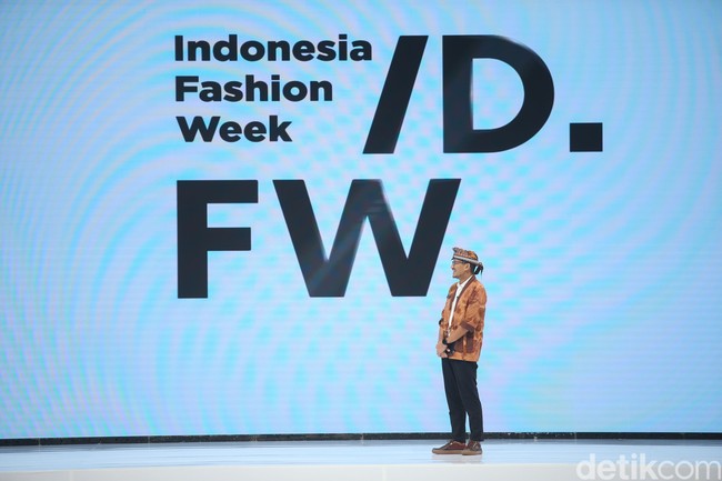 Menteri Pariwisata dan Ekonomi Kreatif (Menparekraf) Sandiaga Uno juga memberikan sambutan saat pembukaan IFW 2024. Dalam sambutannya, Sandiaga memuji IFW yang mengangkat budaya Betawi. Foto: Rifkianto Nugroho