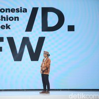 Menteri Pariwisata dan Ekonomi Kreatif (Menparekraf) Sandiaga Uno juga memberikan sambutan saat pembukaan IFW 2024. Dalam sambutannya, Sandiaga memuji IFW yang mengangkat budaya Betawi. Foto: Rifkianto Nugroho