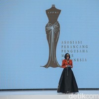 Ketua Umum Asosiasi Perancang dan Pengusaha Mode Indonesia (APPMI) Poppy Dharsono, mengatakan gelaran fashion tahunan ini menampilkan beragam karya mulai dari wastra budaya hingga bahan eksklusif lainnya. Foto: Rifkianto Nugroho