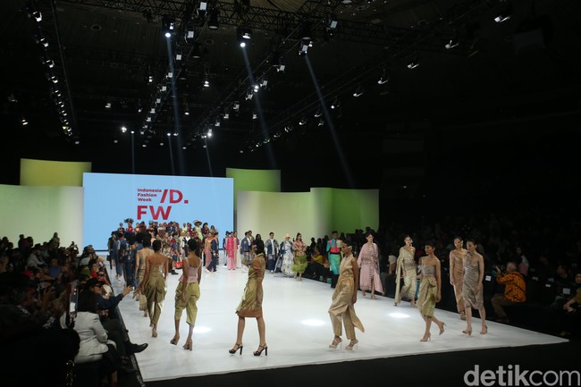 IFW 2024 menampilkan 300 perancang busana, 400 exhibisi dan 18 fashion show. Foto: Rifkianto Nugroho
