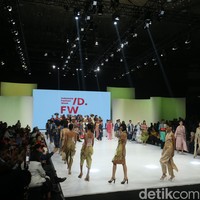 IFW 2024 menampilkan 300 perancang busana, 400 exhibisi dan 18 fashion show. Foto: Rifkianto Nugroho