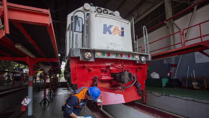 Petugas memeriksa lokomotif kereta api saat perawatan rutin di Depo Lokomotif Daop 3 Cirebon, Jawa Barat, Rabu (27/3/2024). Perawatan rutin dan kebersihan kereta api di Depo yang di kelola Daop 3 Cirebon tersebut sebagai upaya untuk memberikan kenyamanan dan keamanan bagi penumpang termasuk saat arus mudik Lebaran 2024. ANTARA FOTO/Dedhez Anggara/foc.