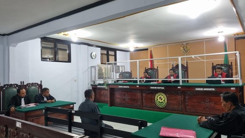 Pemilik sebuah pondok pesantren di Kabupaten Manggarai Timur menjalani sidang di Pengadilan Negeri Ruteng, Rabu (27/3/2024) (Dok. Kejari Manggarai)