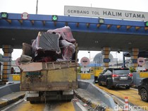 Kecelakaan di Tol Halim: Truk Tabrak Brio-Xpander, Tancap Gas Hantam Gerbang Tol