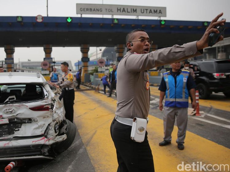 Penampakan 7 Mobil Terlibat Kecelakaan Beruntun di GT Halim Utama