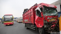Jasa Marga mengungkapkan penyebab kecelakaan tersebut adalah sopir truk yang ugal-ugalan. Truk menabrak kendaraan lain hingga akhirnya terguling. 