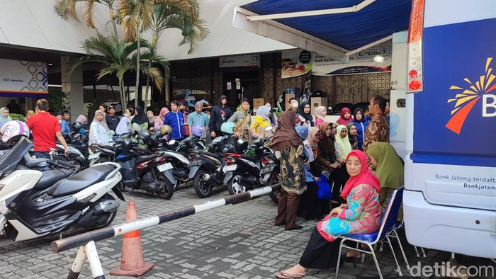 Penampakan antrean penukaran uang baru di Kantor Gubernur Jateng, Jalan Pahlawan, Semarang, Rabu (27/3/2024).