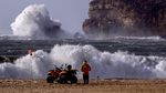 Penampakan Ombak Besar Terjang Pantai di Portugal