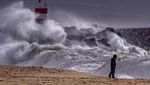 Penampakan Ombak Besar Terjang Pantai di Portugal
