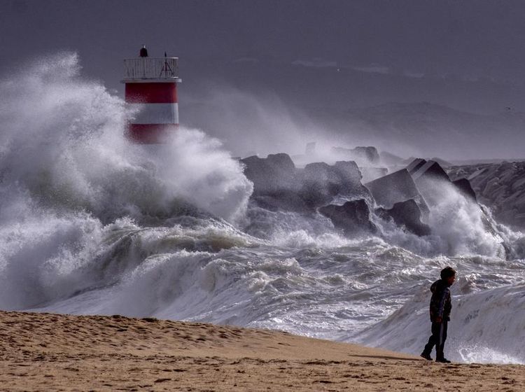 Penampakan Ombak Besar Terjang Pantai di Portugal