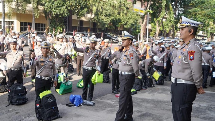 Pengecekan perlengkapan anggota lantas dalam Apel Pergeseran Pasukan Operasi Ketupat Semeru 2024