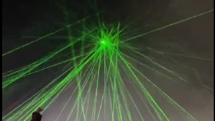 Pengunjung festival kembang api di Meksiko ramai-ramai tembaki laser ke pesawat.
