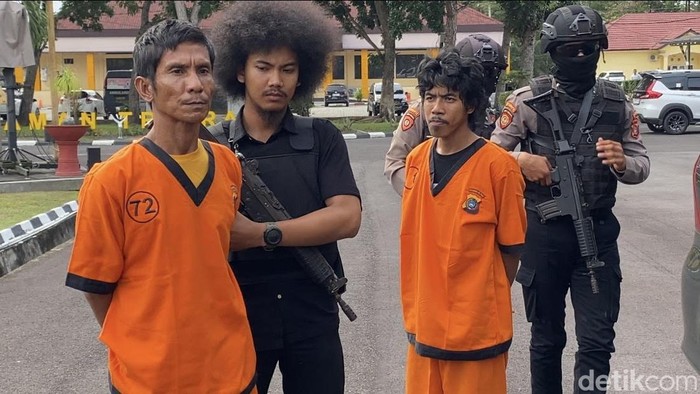 Dua kurir sabu jaringan Aceh, Handika (26) dan Sien (27), diringkus di Pelabuahan Tanjung Kalian Mentok, Kabupaten Bangka Barat. Tersangka nekat menyeludupkan sabu karena tergiur upah Rp 70 juta.