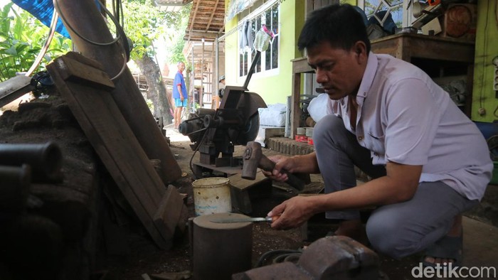 Perajin logam di Desa Hadipolo Kecamatan Jekulo, Kudus, Rabu (27/3/2024).