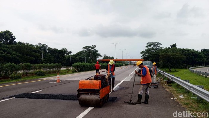 Perbaikan jalan di Tol Cipali Kilometer 110 wilayah Kabupaten Subang.