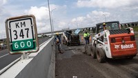 Untuk memperlancar arus mudik 2024 serta meningkatkan kenyamanan pemudik, PT Waskita Sriwijaya Tol melakukan perbaikan di Jalan Tol Trans Sumatera ruas Kayu Agung-Palembang (Kapal).