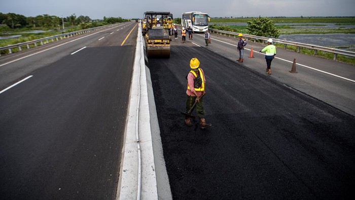 Perbaikan jalan tol Palembang-Kayu Agung Pekerja dibantu alat berat menyelesaikan pengaspalan Jalan Tol Trans Sumatera ruas Kayu Agung-Palembang (Kapal) di Jejawi, Ogan Komering Ilir (OKI), Sumatera Selatan, Senin (27/3/2023). Untuk memperlancar arus mudik 2024 serta meningkatkan kenyamanan pemudik, PT Waskita Sriwijaya Tol melakukan perbaikan di Jalan Tol Trans Sumatera ruas Kayu Agung-Palembang (Kapal) dengan metode Scrapping Filling Overlay, Leveling, Patching dan ditargerkan selesai pada H-7 Idul Fitri 1445 H. ANTARA FOTO/Nova Wahyudi/foc.