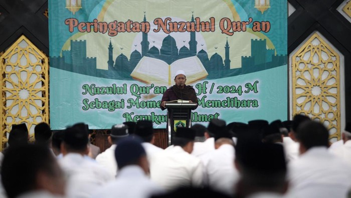 Peringatan Nuzulul Quran di Kabupaten Bogor Qori membaca ayat suci Al Quran saat peringatan Nuzulul Quran di Masjid Baitul Faidzin, Kabupaten Bogor, Jawa Barat, Rabu (27/3/2024). Peringatan Nuzulul Quran yang digelar Pemerintah Kabupaten Bogor bertujuan meningkatkan syiar Islam sekaligus sebagai wadah menyambung tali silaturahim dengan masyarakat. ANTARA FOTO/Yulius Satria Wijaya/nz.