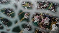 Umat Islam menghadiri peringatan Nuzulul Quran di Masjid Baitul Faidzin , Kabupaten Bogor, Jawa Barat, Rabu (27/3/2024).
