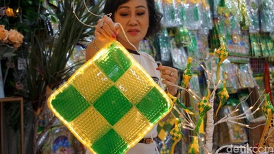 Pedagang Pernak-Pernik Lebaran di Pasar Atom Mal Laris Manis