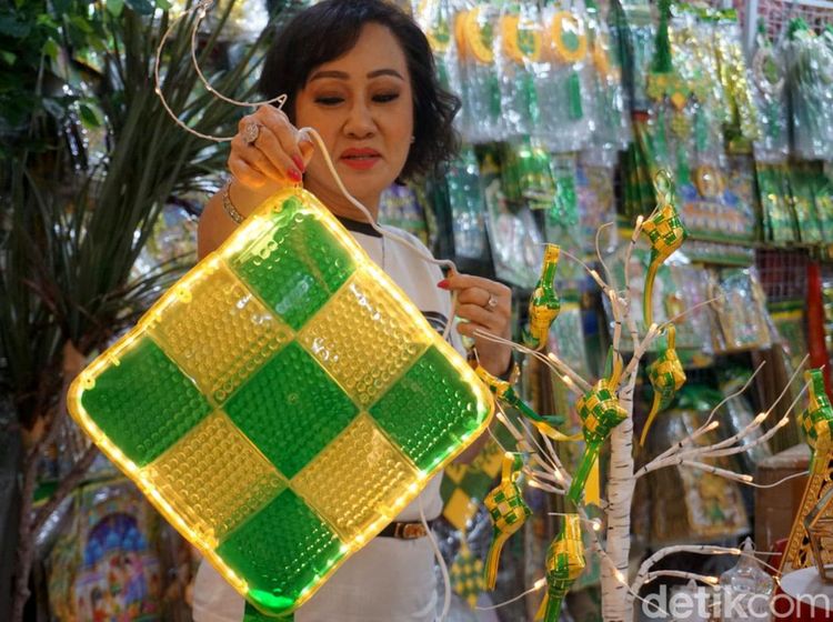 Pedagang Pernak-Pernik Lebaran di Pasar Atom Mal Laris Manis