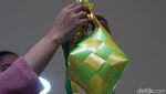 Pedagang Pernak-Pernik Lebaran di Pasar Atom Mal Laris Manis