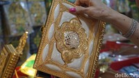 Cover Al-Quran berbahan akrilik dan kuningan juga banyak diburu oleh konsumen.