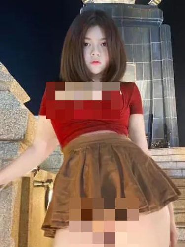 Pim Apatsara Model Pim Apatsara terancam dipenjara lima tahun karena pose vulgar di depan patung raja Thailand.