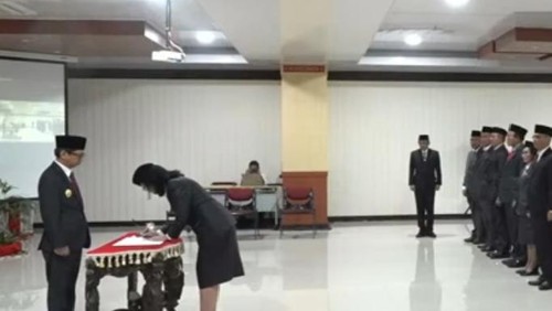 Pj Gubernur NTT, Ayodhia G. L. Kalake saat melantik pejabat tinggi pratama lingkup Pemprov NTT. (Istimewa)