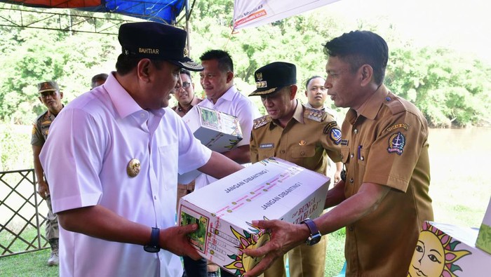 Pj Gubernur Sulsel Bahtiar Baharuddin saat menyerahkan bantuan bibit sukun ke masyarakat Lamuru.
