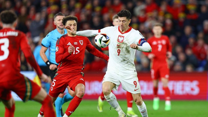 CARDIFF, WALES - MARCH 26: Robert Lewandowski of Poland in action during the UEFA EURO 2024 Play-Offs semifinal match between Wales and Poland at Cardiff City Stadium on March 26, 2024 in Cardiff, Wales.(Photo by Pawel Andrachiewicz/PressFocus/MB Media/Getty Images)