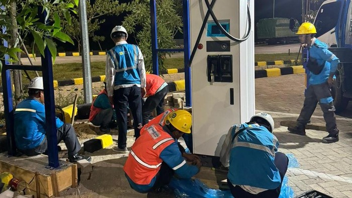 PLN menambah 13 SPKLU di jalur tol Lampung.