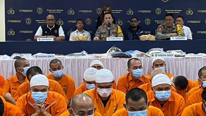 Polda Metro Jaya bersama polres jajaran melakukan operasi pekat (penyakit masyarakat) selama 15 hari, Rabu (27/3/2024). Total ada sebanyak 352 kasus dengan total 409 tersangka.