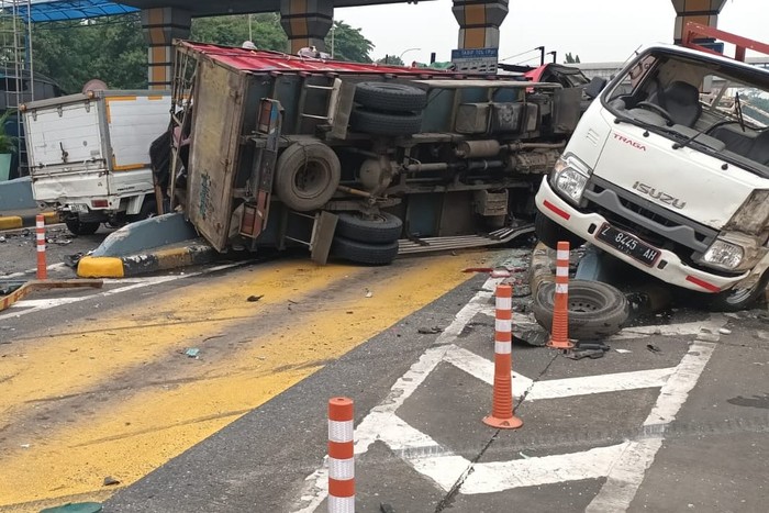 Polisi melakukan olah TKP di lokasi kecelakaan beruntun di GT Halim