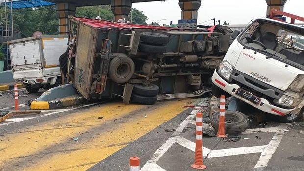 Polisi melakukan olah TKP di lokasi kecelakaan beruntun di GT Halim