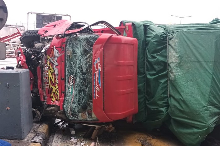 Polisi melakukan olah TKP di lokasi kecelakaan beruntun di GT Halim