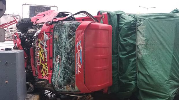 Polisi melakukan olah TKP di lokasi kecelakaan beruntun di GT Halim