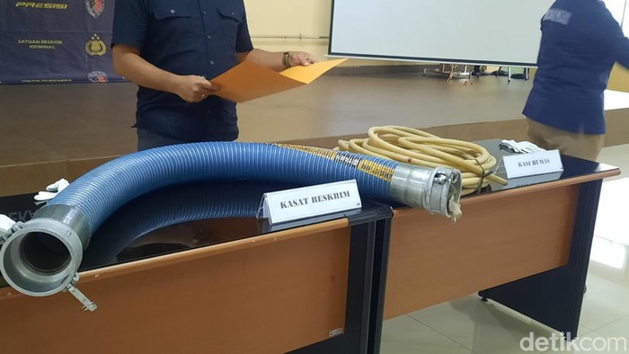 Polisi mengamankan selang dan pipa barang bukti kasus bensin dicampur air di Bekasi.