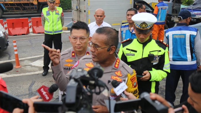 Truk Kelebihan Muatan Sofa Jadi Biang Kerok Tabrakan Beruntun di Gerbang Tol Halim