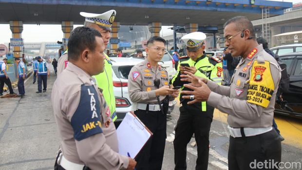 Polisi mengecek TKP kecelakaan beruntun di GT Halim.