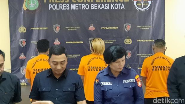 Polisi menggelar jumpa pers terkait kasus bensin dicampur air di SPBU Jalan Juanda, Kota Bekasi, Rabu (27/3/2024).