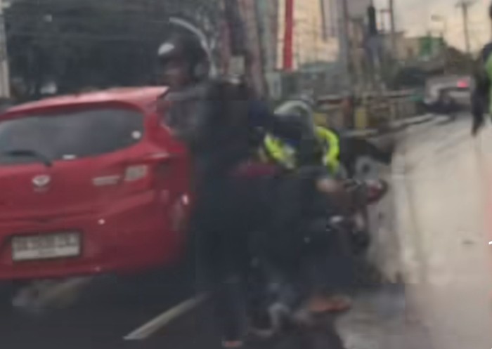 Polisi menghentikan mobil yang melakukan tabrak lari di Banjarmasin, Kalsel.