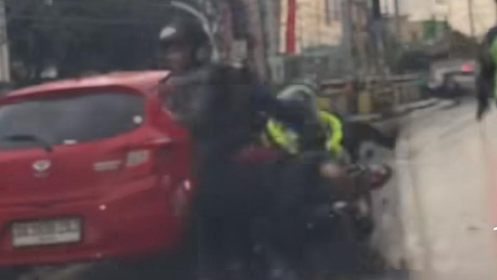 Polisi menghentikan mobil yang melakukan tabrak lari di Banjarmasin, Kalsel.