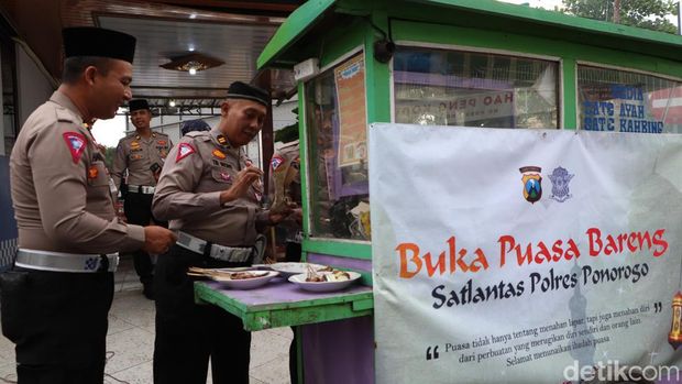 polisi Ponorogo berbagi menu puasa dengan memasak sendiri