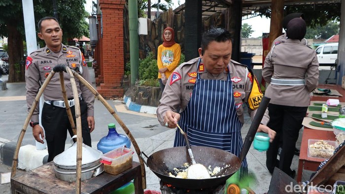 polisi Ponorogo berbagi menu puasa dengan memasak sendiri