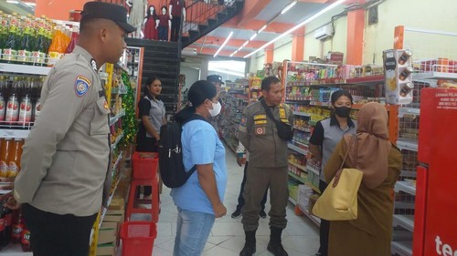 Polres Manggarai Barat bersama sejumlah instansi terkait melakukan pengecekan bahan kebutuhan pokok masyarakat menjelang Paskah dan Idul Fitri di Labuan Bajo. (Dok. Humas Polres Manggarai Barat)