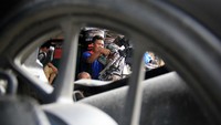Mekanik memperbaiki sepeda motor di salah satu bengkel, Medan, Sumatera Utara, Selasa (26/3/2024).