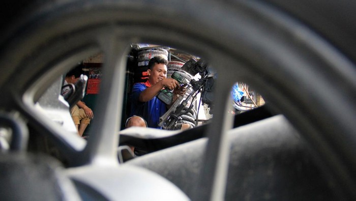 Mekanik memperbaiki sepeda motor di salah satu bengkel, Medan, Sumatera Utara, Selasa (26/3/2024). Menurut pengusaha, menjelang Lebaran permintaan jasa servis motor meningkat dari 20 unit per hari menjadi 50 sampai 70 unit sepeda motor per hari. ANTARA FOTO/Yudi Manar/rwa.